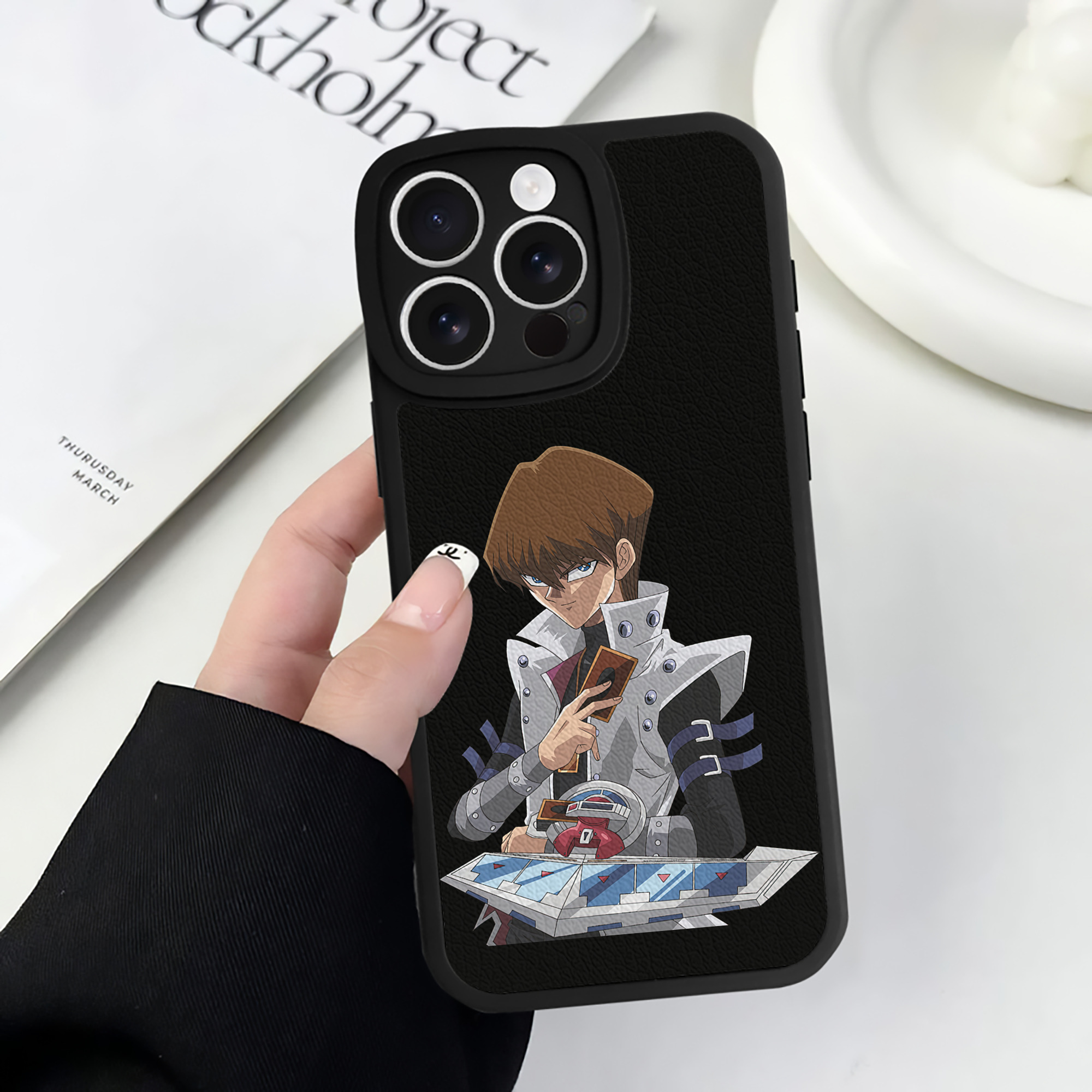 遊☆戯☆王 Yu-Gi-Oh! 【iPhone 16シリーズ対応】シリコンスマホケース（レザー調） 材質：シリコン